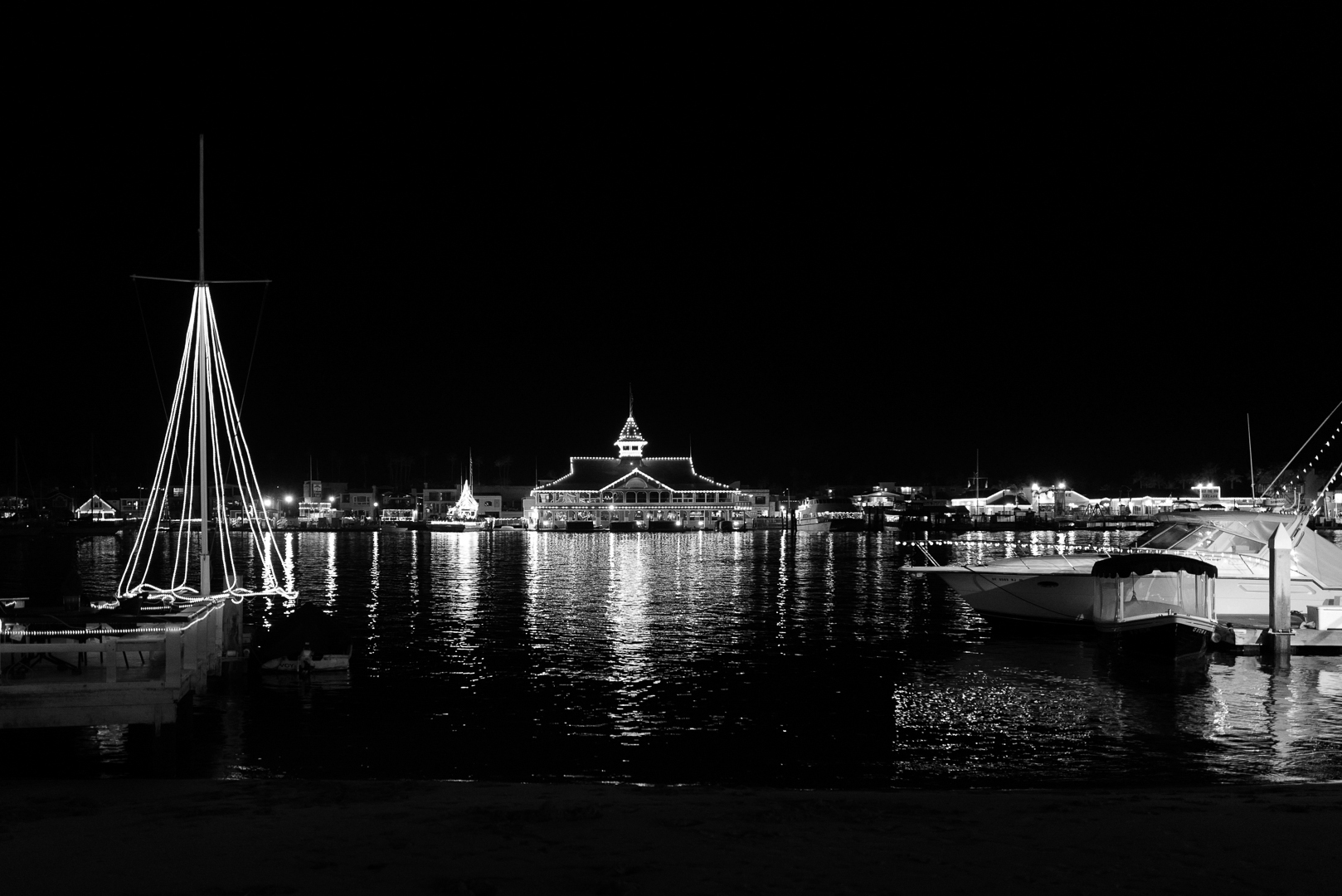 A spectacular view of Balboa Pavillion at night