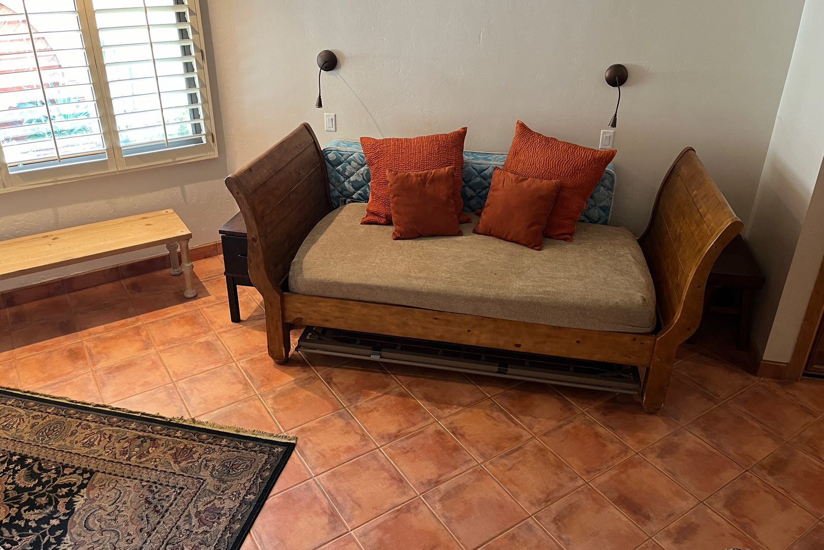 A view of the day bed in the primary bedroom
