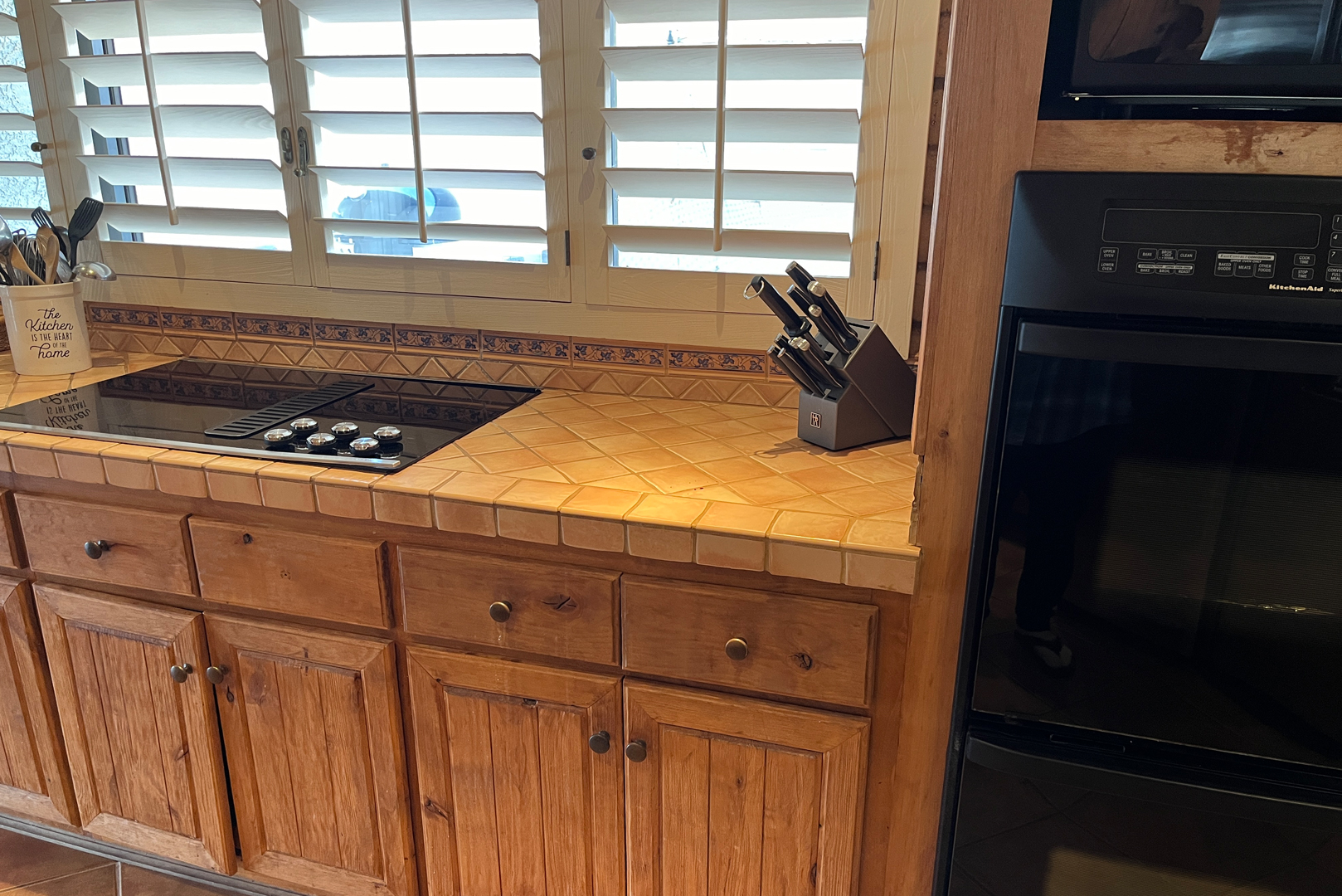 Another view of the kichen area